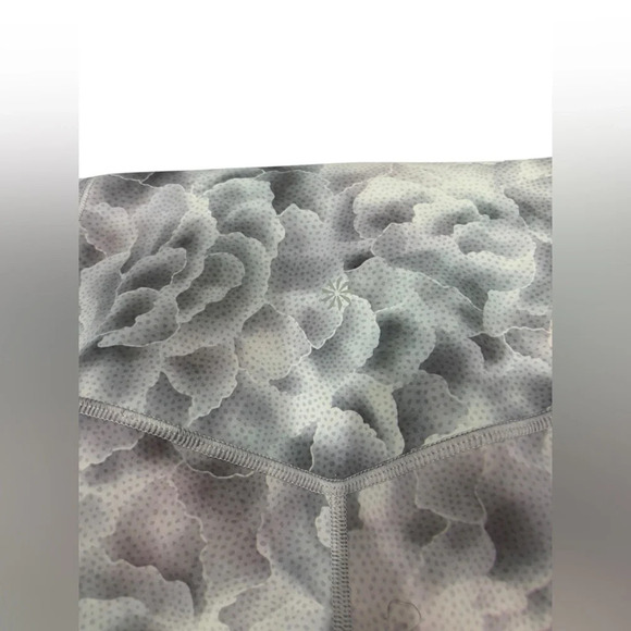 Athleta Hi Rise Salutation Stash Tight Floral Motif Sz XL Gray/White Compression - Picture 12 of 12